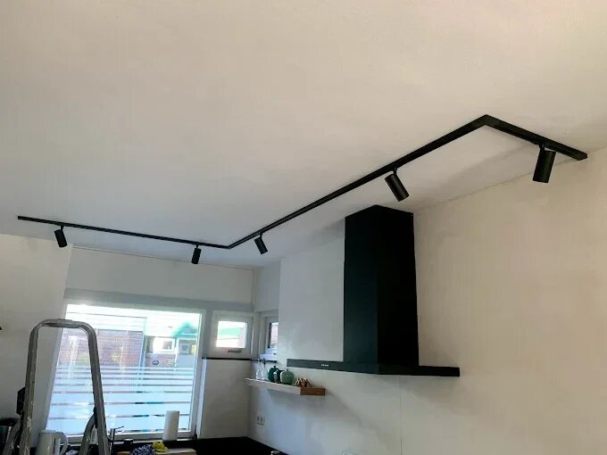 Railverlichting boven een keuken