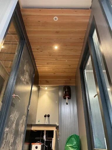 Houten plafond met inbouwspots