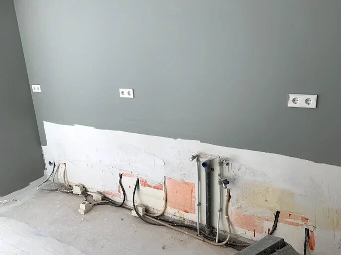 Leidingwerk in een wand tijdens verbouwing