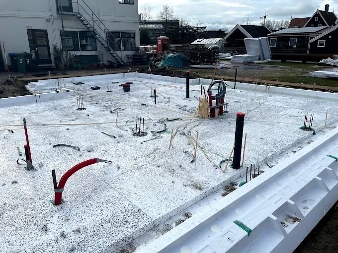 Mantelbuizen in een vloer bij nieuwbouw